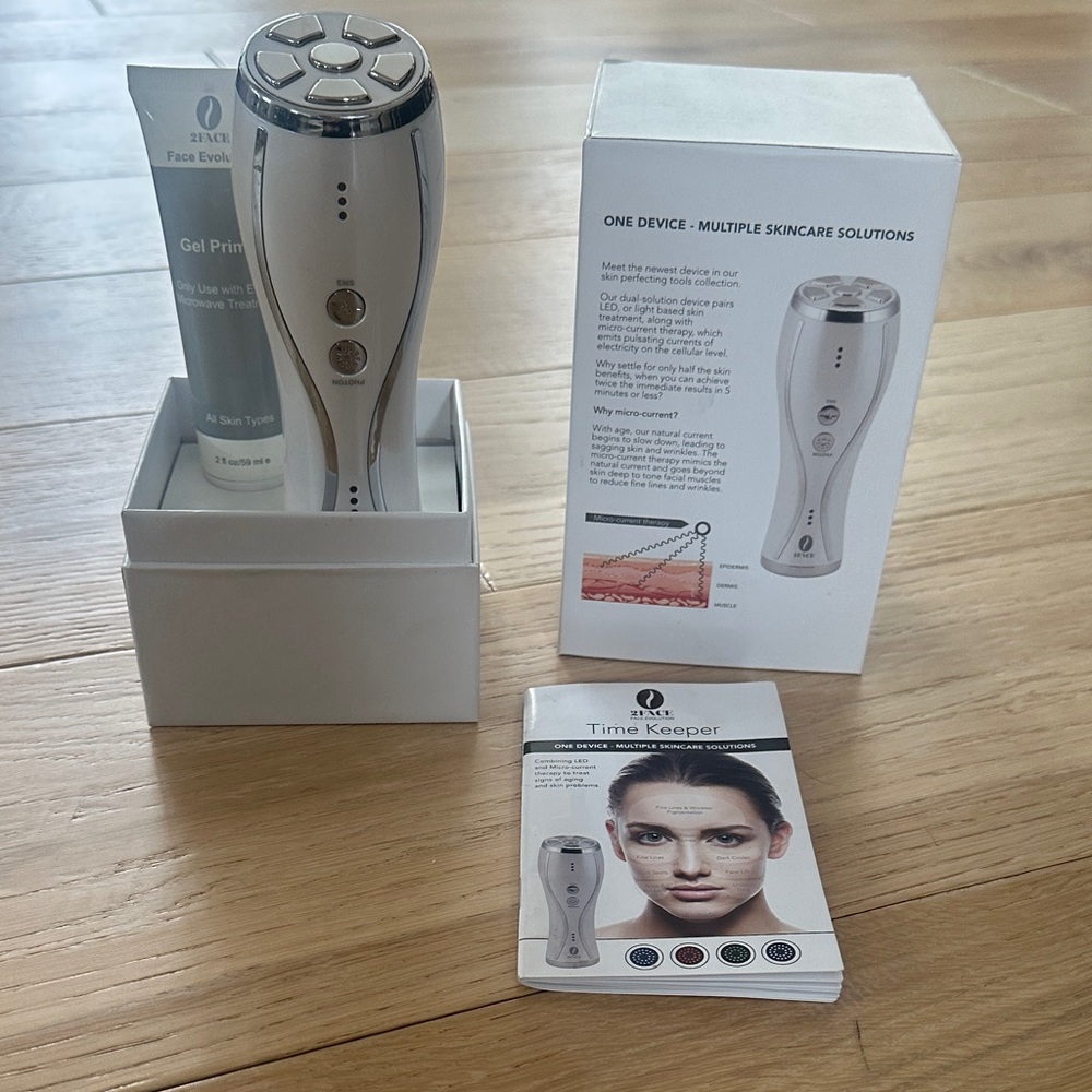 2FACE Numiere Time Keeper LED/EMS Skincare Device